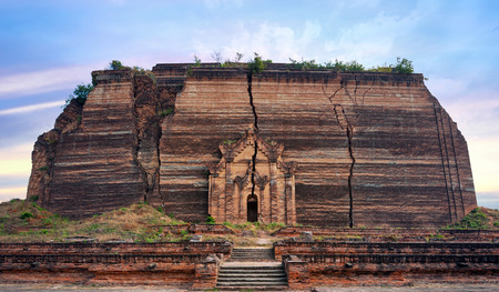 Pa Hto Taw Gyi Mingun pagoda in Mandalay, Myanmar  Burma の写真素材