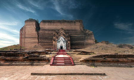 Pa Hto Taw Gyi Mingun pagoda in Mandalay, Myanmar (Burma)の写真素材