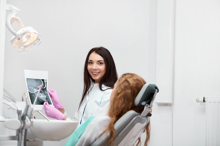 Professional female dentist at workの写真素材