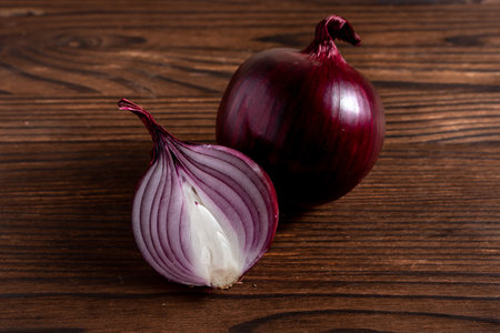 raw cut purple onion on wooden table close-upの写真素材