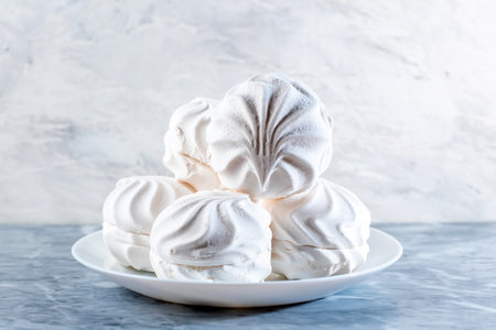 <p>Homemade white zephyr marshmallows on a white plate.</p>の写真素材