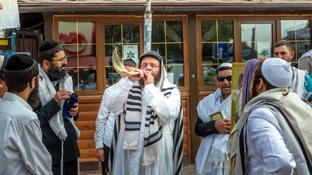 Uman, Ukraine - 21 September 2017: Rosh Hashanah, Jewish New Year 5778. It is celebrated near the grave of Rabbi Nachman in Uman. Jewish hasid blows Shofar.のeditorial素材