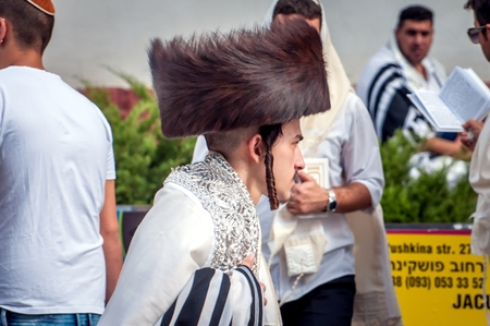 Young hasid pilgrim in the crowd on the city street. Uman, Ukraine - 21 September 2017: holiday Rosh Hashanah, Jewish New Year.のeditorial素材