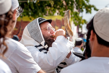 Jewish hasid blows Shofar. Uman, Ukraine - 21 September 2017: Rosh Hashanah, Jewish New Year.のeditorial素材