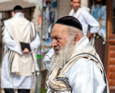 Hasids pilgrims in traditional clothes. Tallith - jewish prayer shawl. Uman, Ukraine - September 21, 2017: Rosh-ha-Shana festival, Jewish New Year.のeditorial素材
