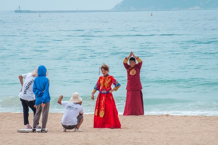 Yalong Bay beach. Backstage wedding photo session of Chinese couples. Newlyweds posing for a wedding photo shoot. Backstage photo session love storyのeditorial素材