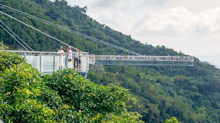 China. The mountains are covered with impassable tropical forests, jungles. Hainan island, Forest Park Yanoda. Observation deck in the form of a glass bridge at an altitude of more than 200 m.のeditorial素材