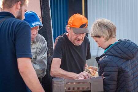 Kontiomaki, Finland - August 29, 2018. Inexperienced mushroom pickers brought mushrooms to the plant for the first time. The mushroom inspector explains how to distinguish good from bad mushroomsのeditorial素材
