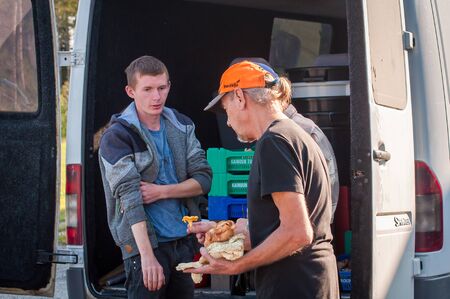 Kontiomaki, Finland - August 29, 2018. Inexperienced mushroom pickers brought mushrooms to the plant for the first time. The mushroom inspector explains how to distinguish good from bad mushroomsのeditorial素材