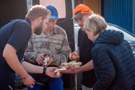 Kontiomaki, Finland - August 29, 2018. Inexperienced mushroom pickers brought mushrooms to the plant for the first time. The mushroom inspector explains how to distinguish good from bad mushroomsのeditorial素材