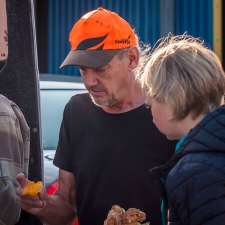 Kontiomaki, Finland - August 29, 2018. Inexperienced mushroom pickers brought mushrooms to the plant for the first time. The mushroom inspector explains how to distinguish good from bad mushroomsのeditorial素材
