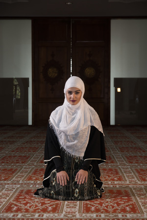 Girl in Mosque Prayingの写真素材