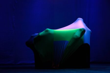 The dancers in the shadows hide in a case of stretching the fabric - modern choreography. Performance on stageのeditorial素材