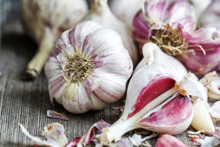 Garlic scattered on a wooden table. Peeled garlic cloves. Garlic close-upの写真素材