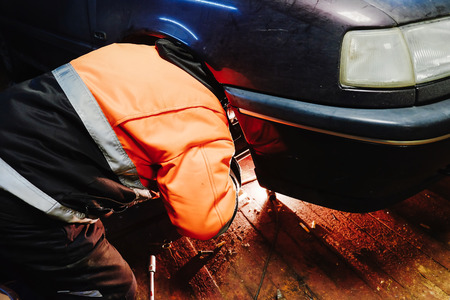 the mechanic repairs the carの写真素材