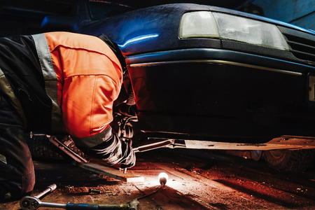 the mechanic repairs the carの写真素材