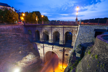 Schloss Erbaut Bruecke view at night with lightsの写真素材