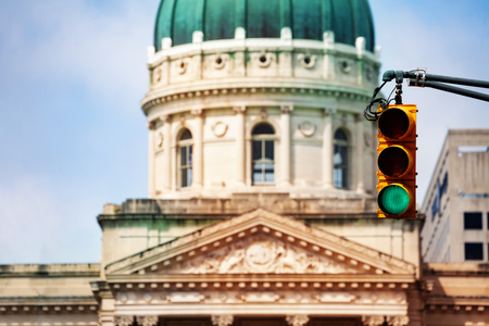 Traffic light against dome of Indiana Statehouseの写真素材