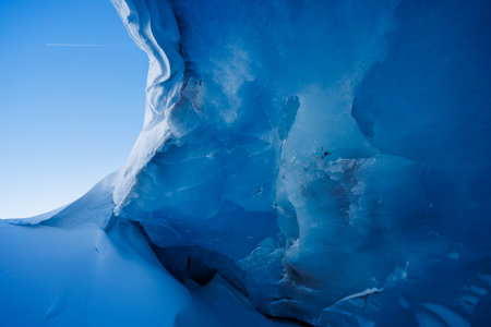 Vivid blue ice formations display natures stunning artistryの写真素材