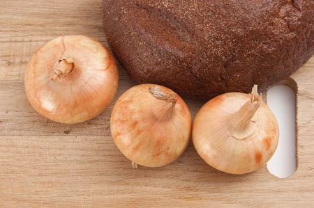 rye bread and onions on a cutting board isolated on whiteの写真素材