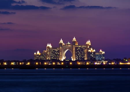 DUBAI, UAE-NOVEMBER 17: Night view Atlantis Hotel on November 17, 2012 in Dubai, UAE. The resort consists of two towers linked by a bridge, with a total of 1539 rooms.のeditorial素材