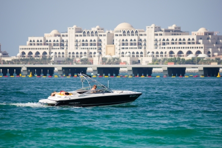 DUBAI, UAE-NOVEMBER 16: View Atlantis Hotel on November 16, 2012 in Dubai, UAE. The resort consists of two towers linked by a bridge, with a total of 1539 rooms.のeditorial素材