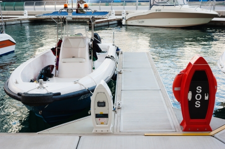 DUBAI, UAE - NOVEMBER 16: Yacht Club in Dubai Marina, on November 16, 2012, Dubai, UAE. In the city of artificial channel length of 3 kilometers along the Persian Gulf.のeditorial素材