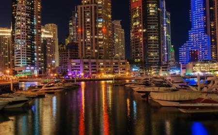 DUBAI, UAE - NOVEMBER 16: Dubai Marina at night, on November 16, 2012, Dubai, UAE. In the city of artificial channel length of 3 kilometers along the Persian Gulf.のeditorial素材