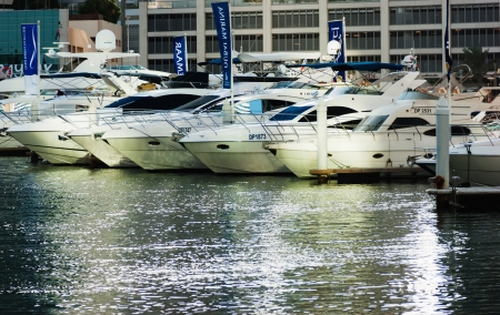 DUBAI, UAE - NOVEMBER 16: Yacht Club in Dubai Marina, on November 16, 2012, Dubai, UAE. In the city of artificial channel length of 3 kilometers along the Persian Gulf.のeditorial素材