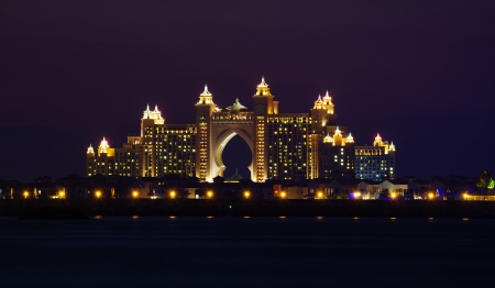 DUBAI, UAE-NOVEMBER 17: Night view Atlantis Hotel on November 17, 2012 in Dubai, UAE. The resort consists of two towers linked by a bridge, with a total of 1539 rooms.のeditorial素材