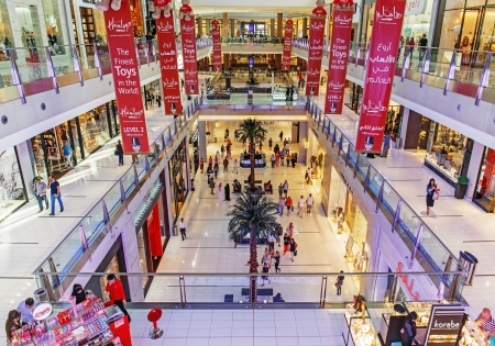 DUBAI, UAE - OCTOBER 31: Inside modern luxuty Dubai mall on October 31, 2013 in Dubai. At over 12 million sq ft, it is the world's largest shopping mall based on total area.のeditorial素材