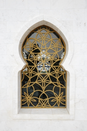 ABU DHABI, UNITED ARAB EMIRATES - NOVEMBER 5: Sheikh Zayed Grand Mosque November 5, 2013 in Abu Dhabi, United Arab Emirates. The famous Sheikh Zayed mosque is the largest mosque in UAEのeditorial素材