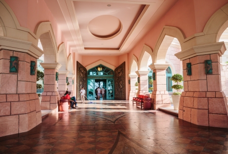 DUBAI, UAE-NOVEMBER 16: View Atlantis Hotel on November 16, 2013 in Dubai, UAE. The resort consists of two towers linked by a bridge, with a total of 1539 rooms.のeditorial素材