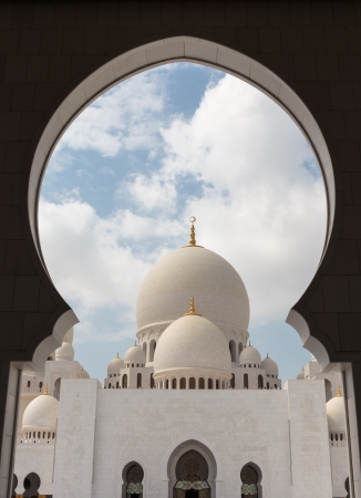 ABU DHABI, UNITED ARAB EMIRATES - NOVEMBER 5, 2013: Sheikh Zayed Grand Mosque in United Arab Emirates. The famous Sheikh Zayed mosque is the largest mosque in UAEのeditorial素材
