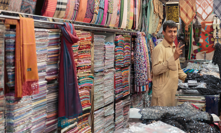 DUBAI, UAE-NOVEMBER 15: Street Market in Dubai Deira on November 15, 2013 in Dubai UAE. Biggest market in Dubai.のeditorial素材