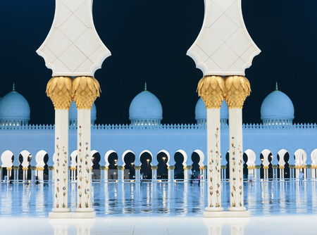 ABU DHABI, UNITED ARAB EMIRATES - NOVEMBER 5: Sheikh Zayed Grand Mosque evening view on November 5, 2013 in Abu Dhabi, United Arab Emirates. The famous Sheikh Zayed mosque is the largest mosque in UAEのeditorial素材