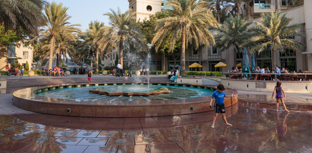 DUBAI, UAE - NOVEMBER 3, 2013: Fountain in the park Dubai Marinaのeditorial素材
