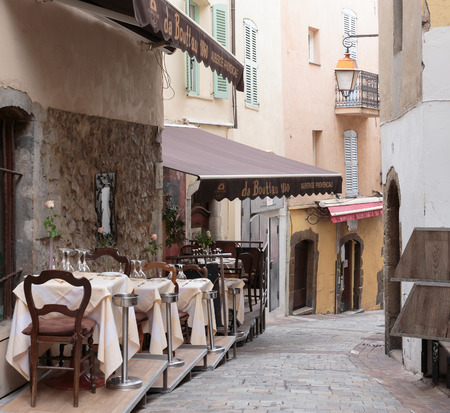 CANNES, FRANCE - NOVEMBER 3, 2014: Street cafe in old townのeditorial素材