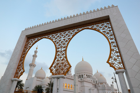 ABU DHABI, UNITED ARAB EMIRATES - NOVEMBER 5: Sheikh Zayed Grand Mosque evening view on November 5, 2013 in Abu Dhabi, United Arab Emirates. The famous Sheikh Zayed mosque is the largest mosque in UAEのeditorial素材