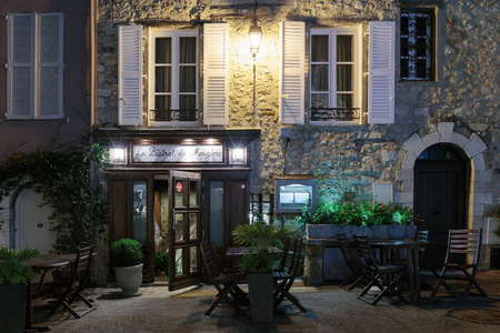 MOUGINS, FRANCE - OCTOBER 31, 2014: Street cafe in the old town Mougins in France. Night viewのeditorial素材