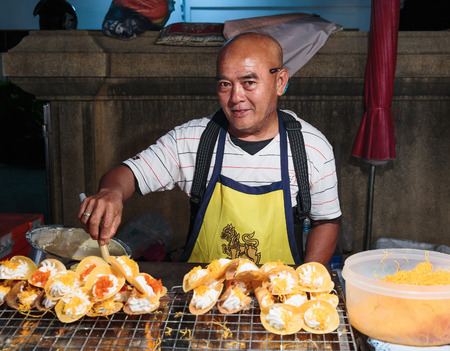 PATTAYA, THAILAND - APRIL 4, 2015: Seller fast food on the streetのeditorial素材