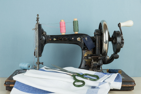 Old sewing machine on the tableの写真素材