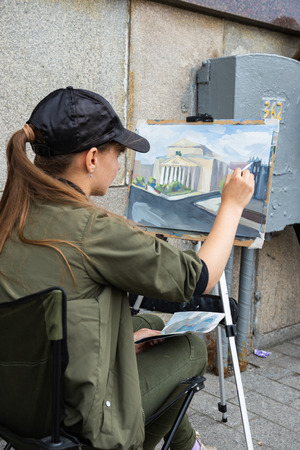 MOSCOW, RUSSIA - June 4, 2018: Street artist draws a pictureのeditorial素材