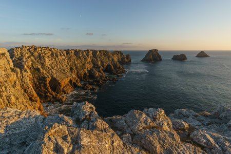 View at the coastline at Pointe de Pen-Hir with golden sunlight during sunset, Camaret-sur-Mer, Parc naturel regional Armorique, Brittany, Franceの写真素材