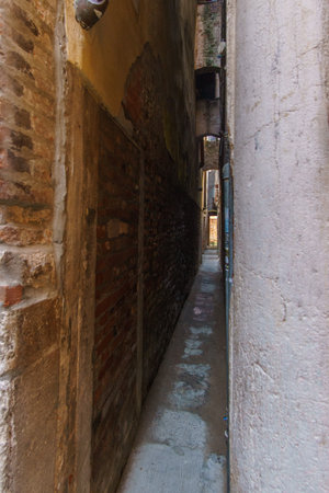 The most narrow alley Calle Varisco in Venice, Veneto, Italyの写真素材