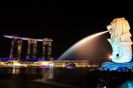 Night time shot of Merlion in Singapore with Marina Bay Hotel in background.のeditorial素材