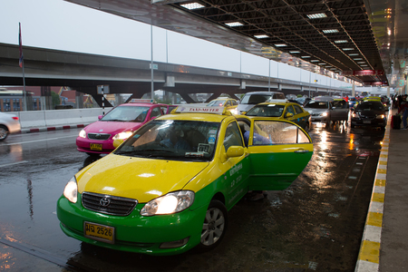 BANGKOK, THAILAND - OCTOBER 1 : Taxi drop passengers at Don Mueang International Airport on October 1, 2015 in Bangkok, Thailand. It is one of two international airports serving Bangkok, Thailand.のeditorial素材