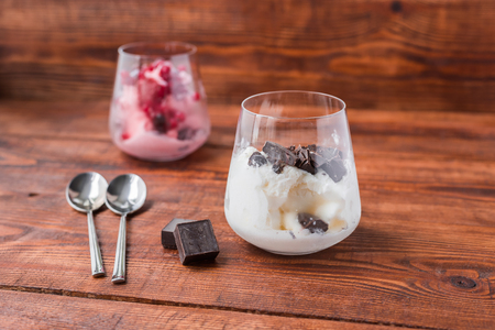Two portions of vanilla and strawberry ice cream in glassの写真素材