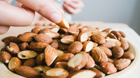 Almonds are being chop.の写真素材