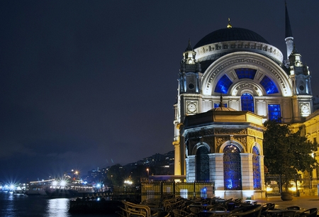 Antique Mosque And Modern Skyscraper In Istanbulの写真素材